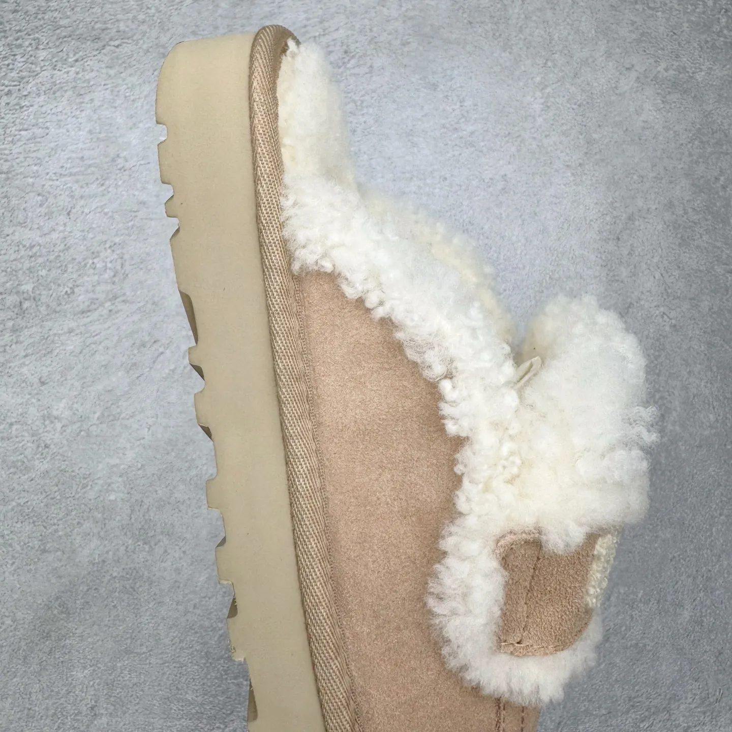 Pick up locally 💰 440 UGG slippers 1206 letter embroidered classic short-tube autumn and winter sheep fur all-in-one snow boots All shoes are made from the same factory as ZP Longfeng A-grade Australian imported sheep fur all-in-one Brand OEM production line Fully follow the ZP process flow OEM original pattern maker Adhere to no original shoes and no development selection Pay attention to every detail The most authentic version on the market TREADLITE "Light Wing" technology outsole Lightweight/durable/flexible/pile size: 35 36 37 38 39 40 Coding: by2936070